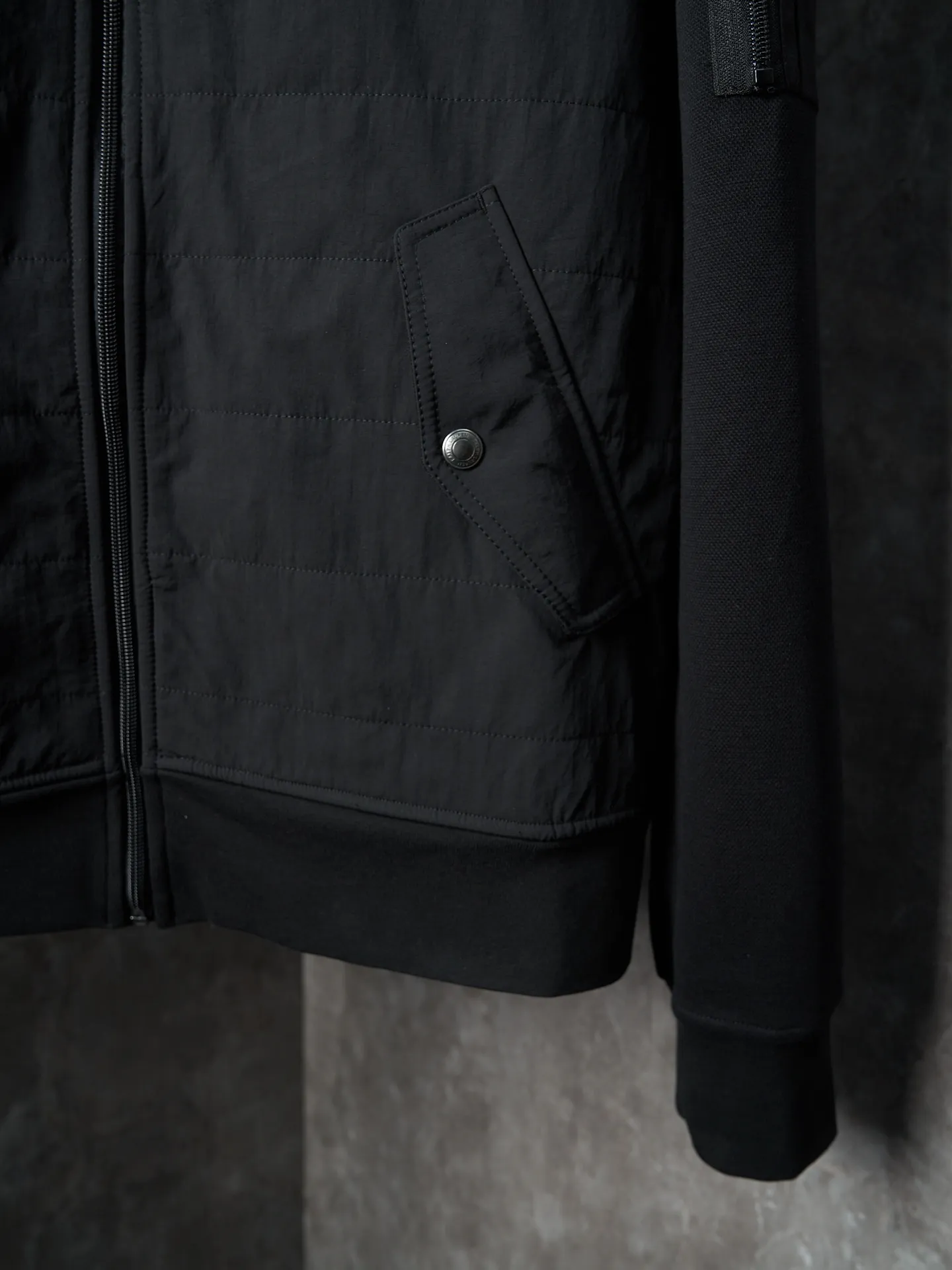P500 Actual auction】Ralph Lauren/Ralph Lauren embroidered pony logo zipper baseball collar cotton jacket [Ready stock] S M L The hidden pocket on the left sleeve is hidden in the shape. The collar chain linkage layered design is effortlessly advanced. The golden ratio of lightness and warmth. Warm but not heavy. Heavy but not stiff. Uses imported machine embroidery technology. Uses advanced computer control systems and precision mechanical components to realize the iconic pony embroidery operation. High precision. The lines are smooth and delicate. Needle and shuttle splicing technology can make full use of the respective advantages of knitted fabrics and woven fabrics. By choosing the appropriate sewing process and stitches, the splicing parts can be ensured to be strong and beautiful. Template machine bag opening. The preset template guides the position, shape and size of the bag opening. The accuracy ensures the quality of the bag opening effect and the loose version.
